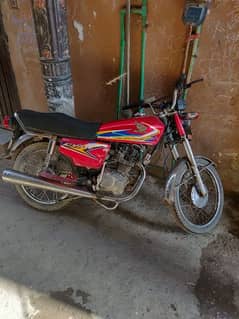 United 125cc red colour bike construction used