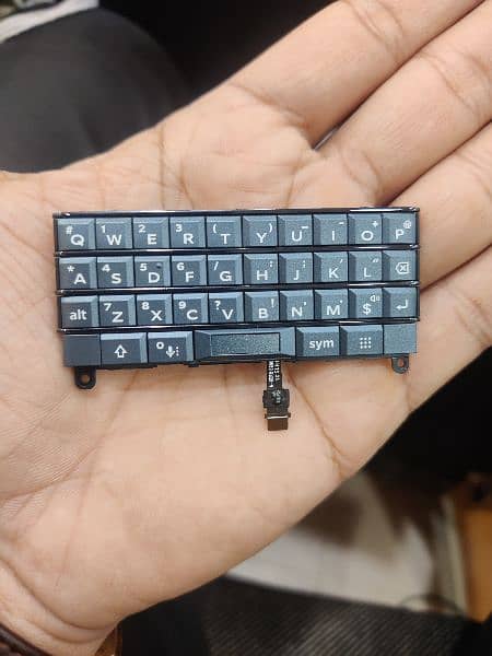 blackberry key2 LE parts 0
