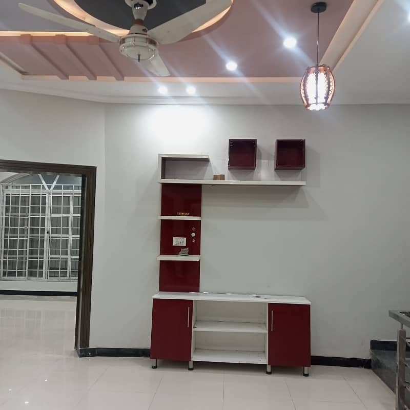 Bahria Town Phase 8 Usman Block
7 Marla Doubl Unit With Gas For Rent 1