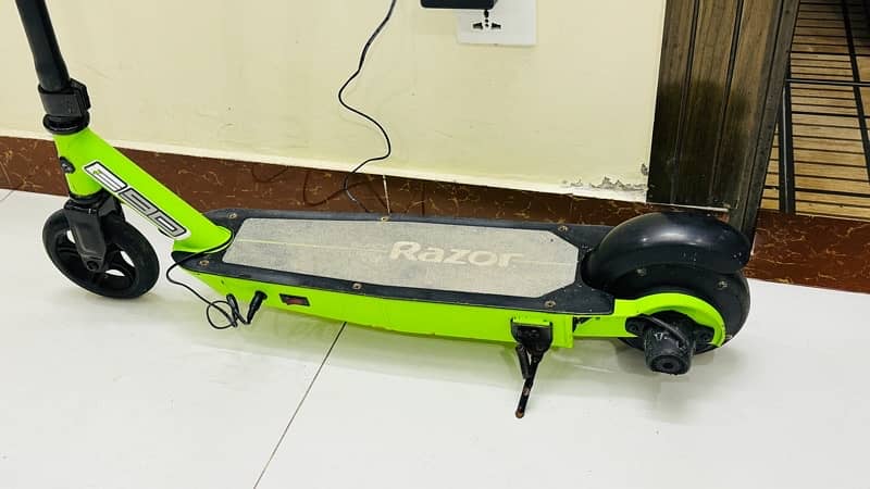 Scooty Razar Balck Label E90 Electric Scooter Green 9