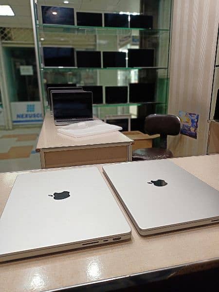 apple MacBook pro m3 max silver 36/1tb SSD 14inch 2