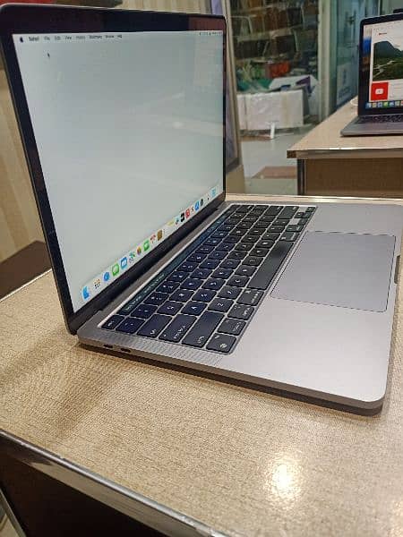 apple MacBook pro 2020 m1 chip space gray 16/256 8