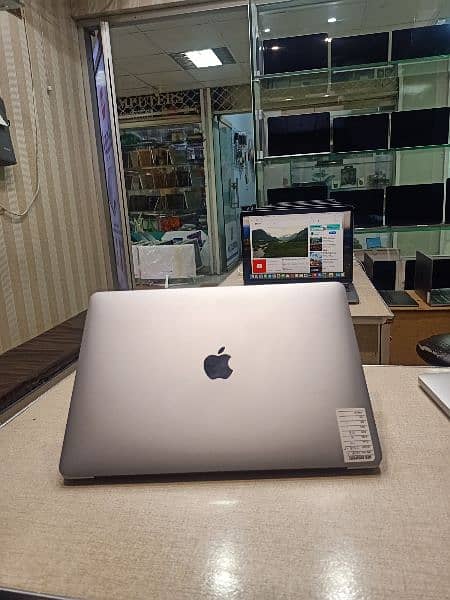 apple MacBook pro 2020 m1 chip space gray 16/256 10