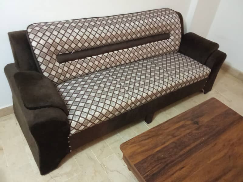 Want to sale 5 seater sofa and drawing room table 1