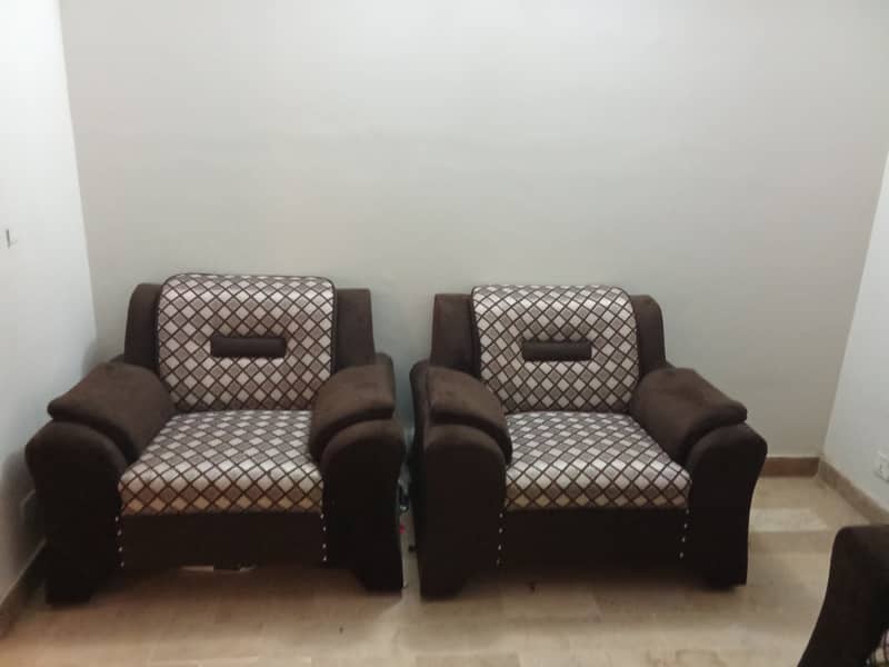 Want to sale 5 seater sofa and drawing room table 4