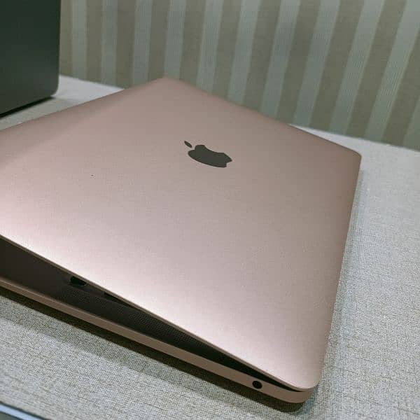 apple MacBook Air 2020 i3 8/256 gold colour 4