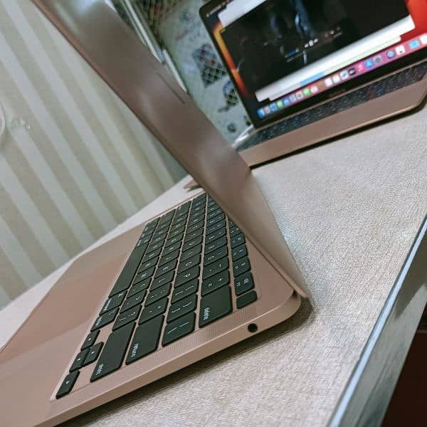 apple MacBook Air 2020 i3 8/256 gold colour 5