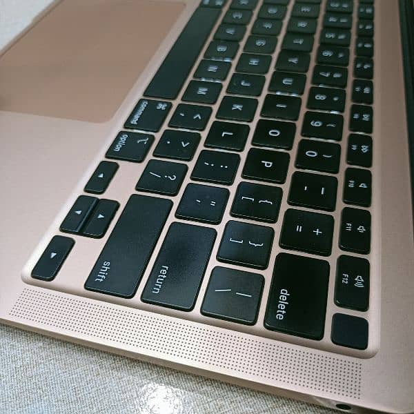apple MacBook Air 2020 i3 8/256 gold colour 6