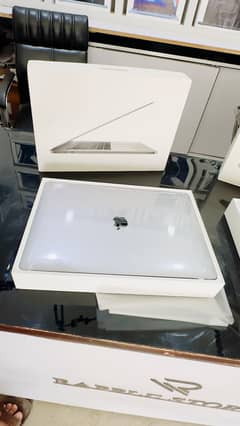 apple macbook pro 2019 with box