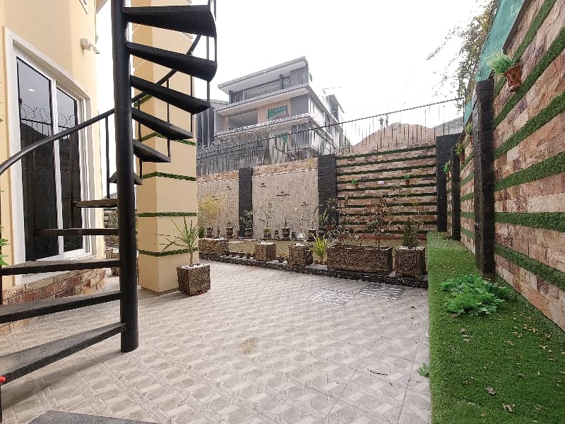 On Excellent Location 2 Kanal House For Sale In Bahria Spring North 33