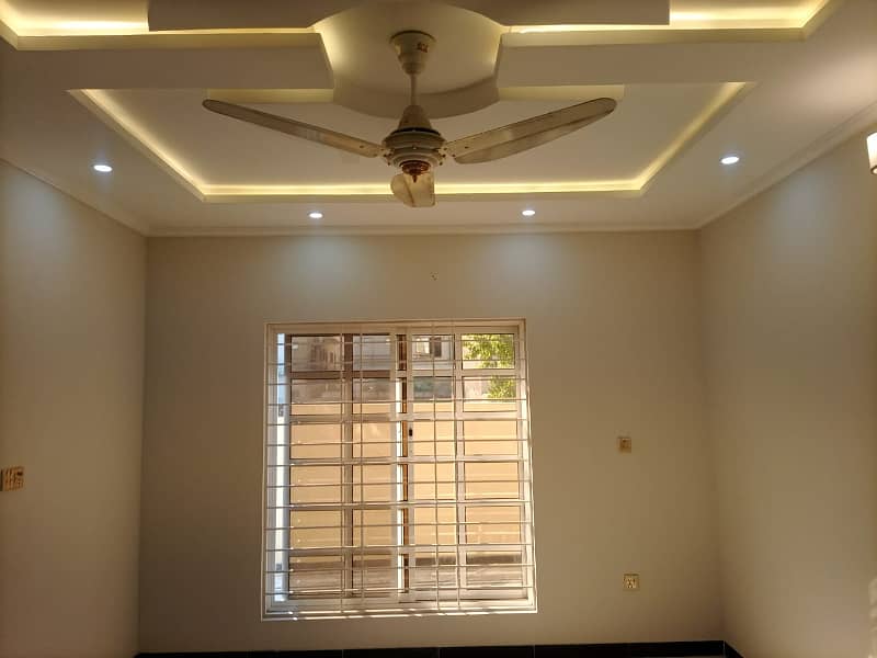 10 Marla Beautiful And Nice Location House For Sale 4