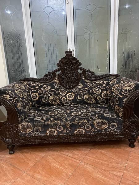 6 seater wooden heavy sofa set with table. just need to chng cloth 1