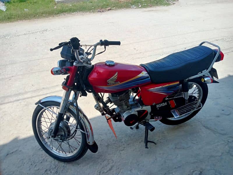 Genuine Bike Never got into accident ever. On my name. Urgent sell 10