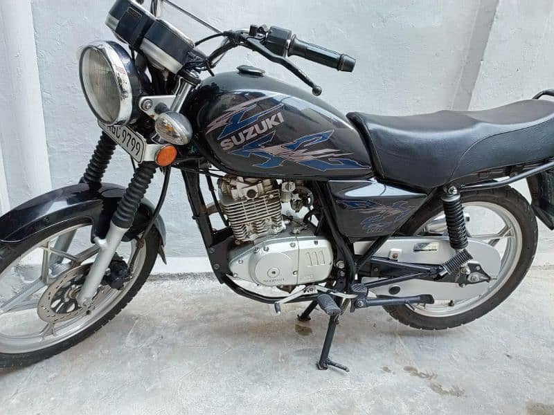 Suzuki GS 150 model 2021 black colour first owner documents complete 13