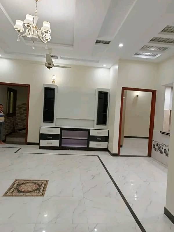 3 Bed DD. 
3 Bedrooms Attach Bath
1 Master Drawing Room
1 Master Launch
2 Master Balcony
2 Master Open American Style Kitchen. 


Fans, Light's
Sweet water
West Open
Near To Market's & Road. 2