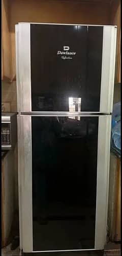 I am selling dawlance reflection medium size fridge. 0