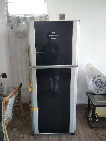 I am selling dawlance reflection medium size fridge. 4