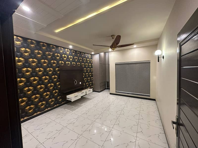 A Palatial Residence For sale In Eden Valley - Block D Faisalabad 9