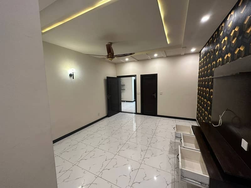 A Palatial Residence For sale In Eden Valley - Block D Faisalabad 16