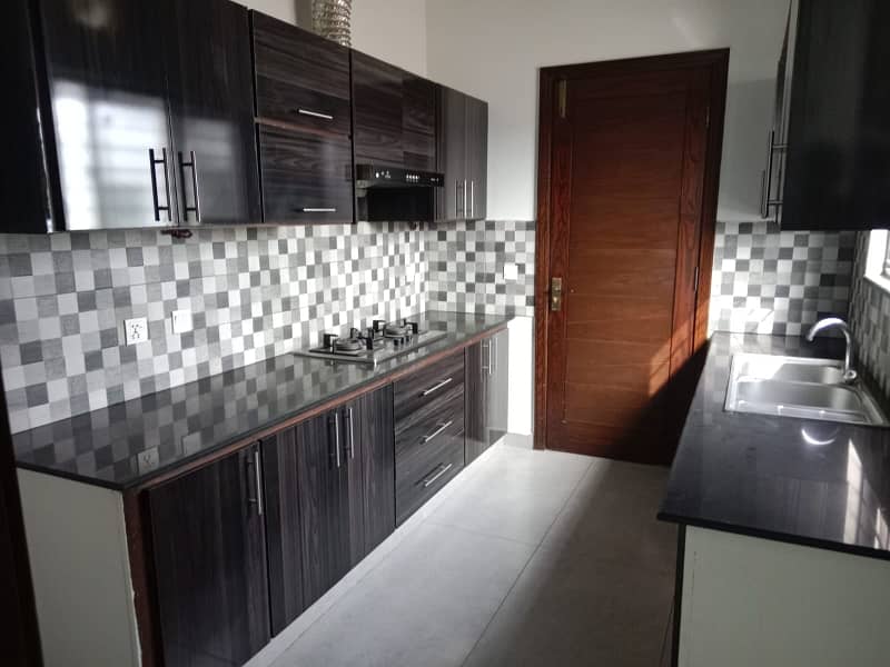 One Kanal Slightly Used Upper Portion For Rent In Phase 1, DHA, 10