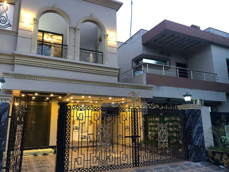 10 Marla House Available For Rent in Gulbahar Block Bahria Town Lahore 0