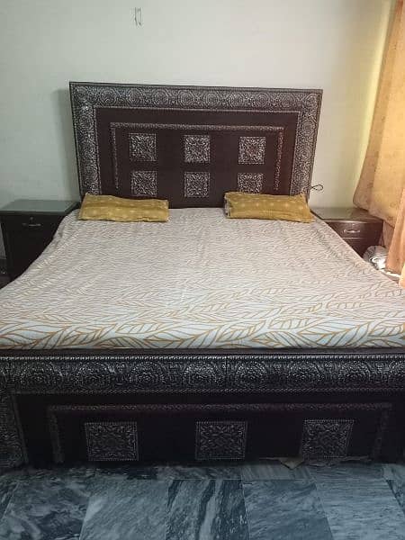 King Size Black Crown Bed | 2 Side Tables with Glass Screen 0