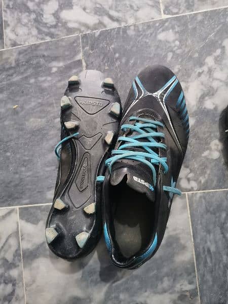 football shoes. UK 9.5. . . . . . 10/10. . . 2 time used only. 2