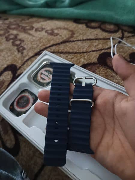 good watch with ceramic case with wire less charger and two bands 2