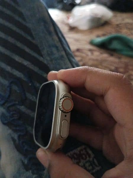 good watch with ceramic case with wire less charger and two bands 8