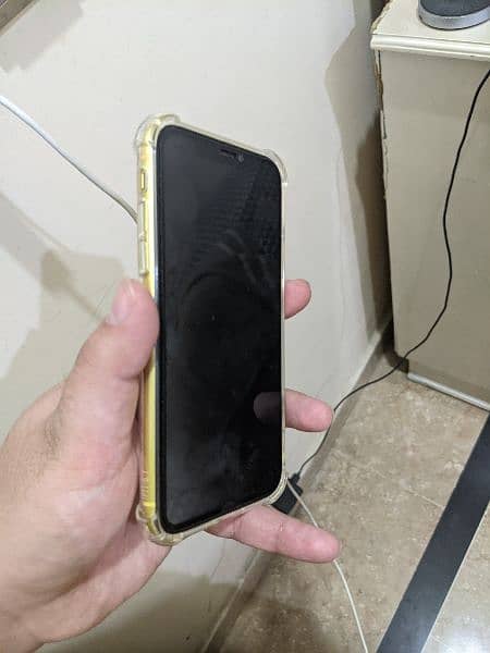 iphone 11 yellow color 4/64 gb 7