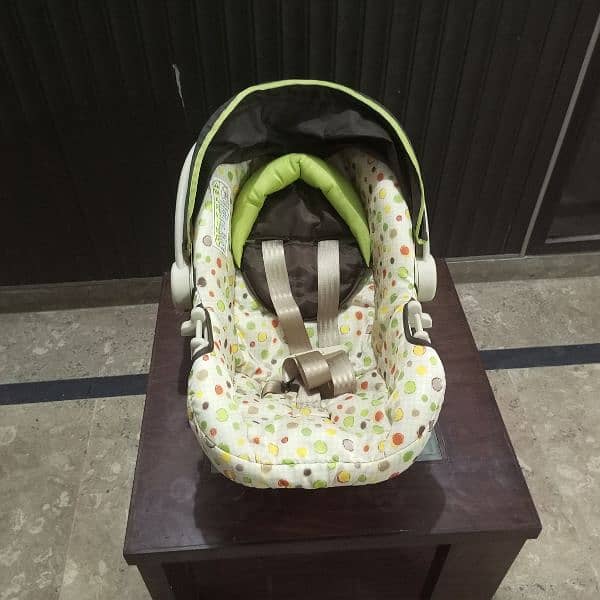 Carry Cot + Car Seat. 2