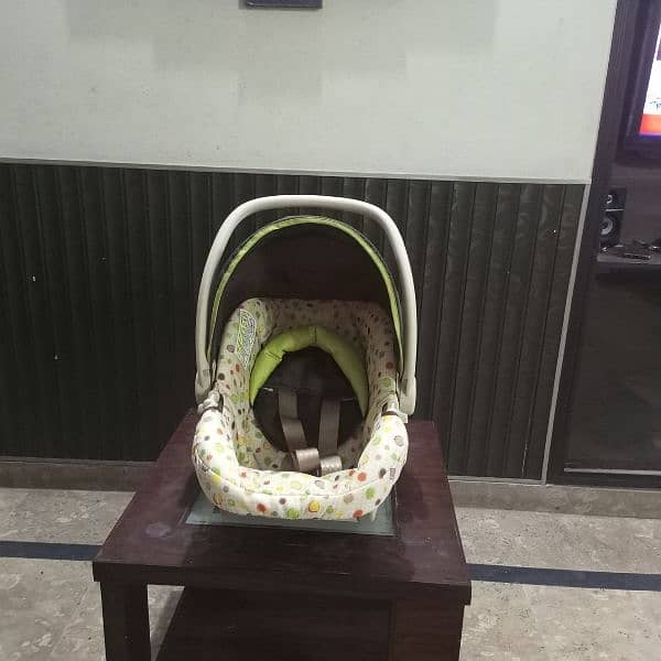 Carry Cot + Car Seat. 4