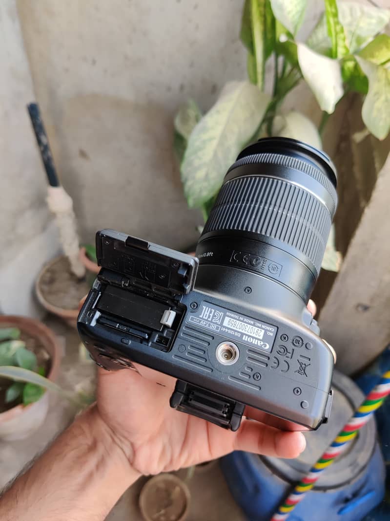Canon 100D in New Condition 2