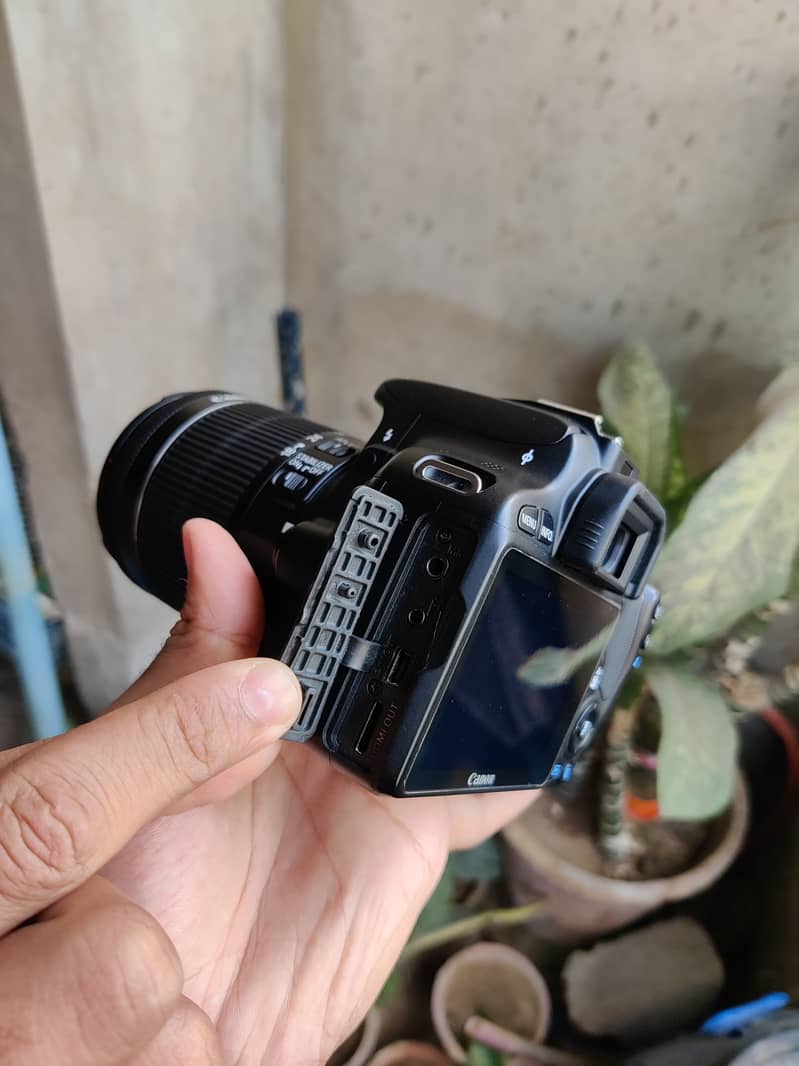 Canon 100D in New Condition 3