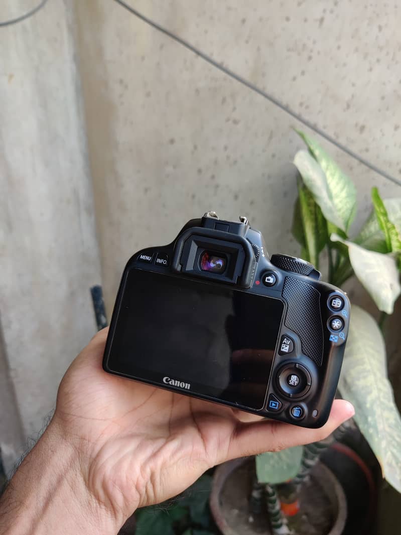 Canon 100D in New Condition 4