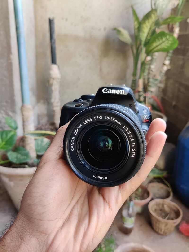 Canon 100D in New Condition 6