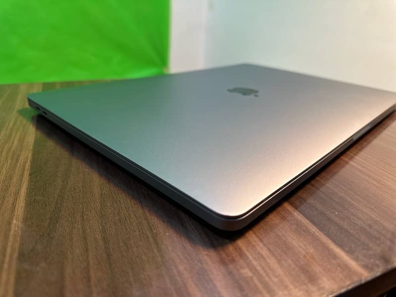 Apple MacBook Pro 2019 16GB/512 SSD Core i7 16’. inches 3