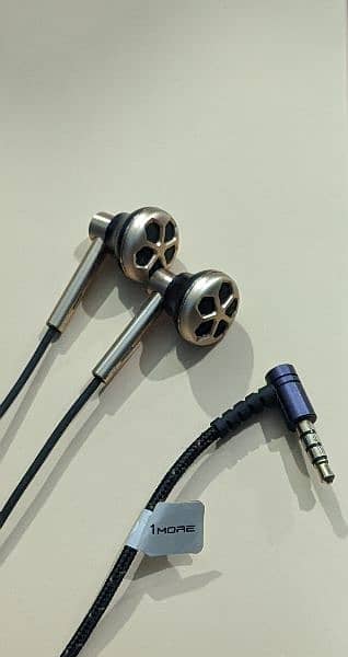 1More Dual Dynamic Driver Wire Hi-Res Headphones 0