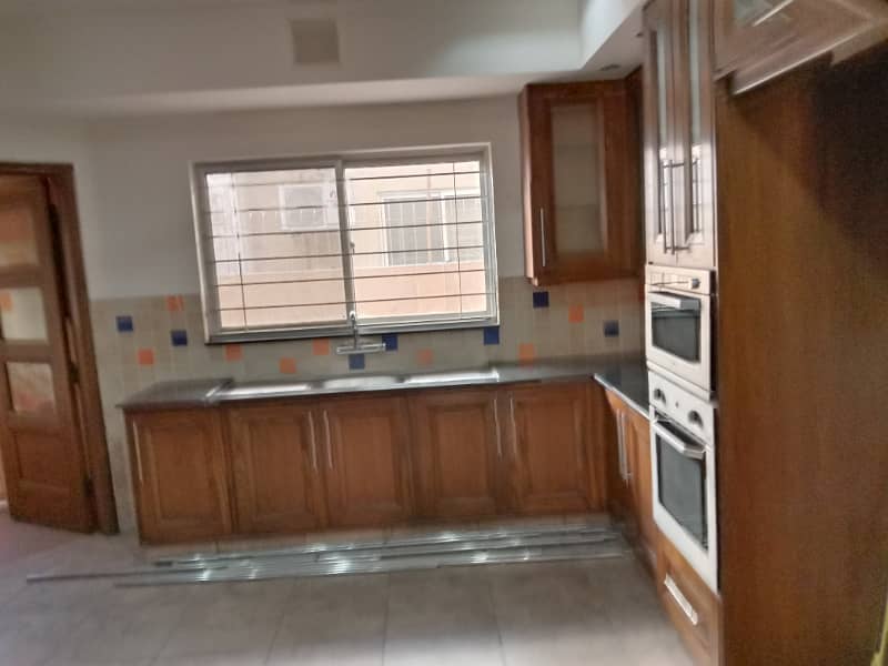 1Kanal Most Good Bungalow For Sale in DHA Phase 3 3