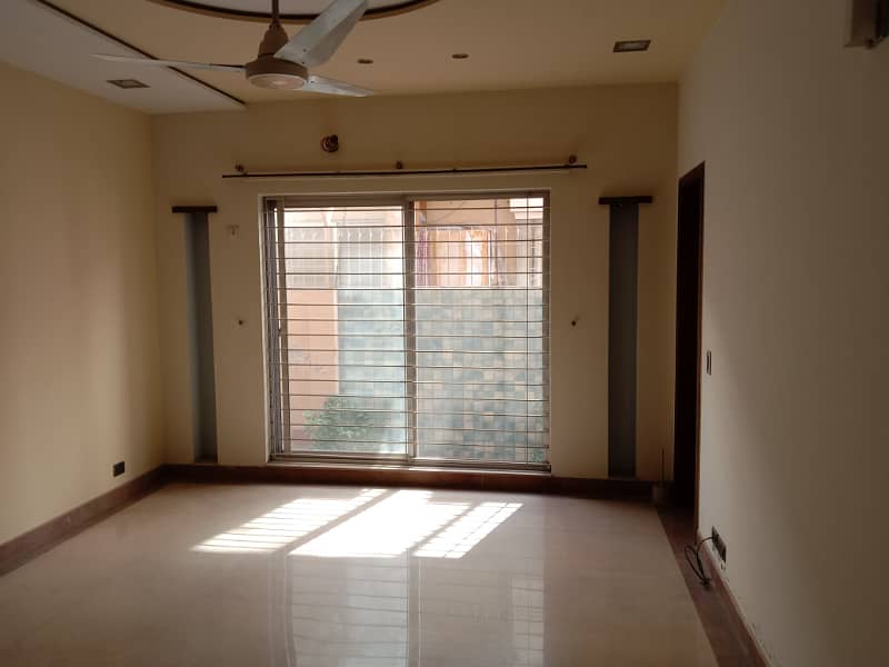 1Kanal Most Good Bungalow For Sale in DHA Phase 3 4