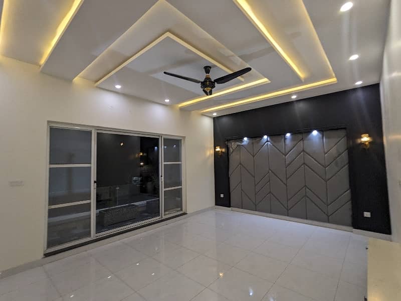 BRAND NEW VIP 1 KANAL Double Storey Double Unit Modern Stylish With Latest Accommodation Sami Commercial House Available For Sale In Main Boulevard Joher Town Lahore By Fast Property Services Lahore With Original Pics. 8