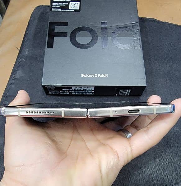 Samsung Galaxy Z Fold 4 6