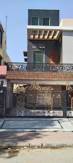 10 Marla House for Rent in Iris Block Bahria Town Lahore