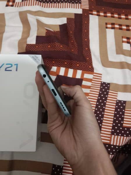 vivo y21 with full box 10by10 condition 5