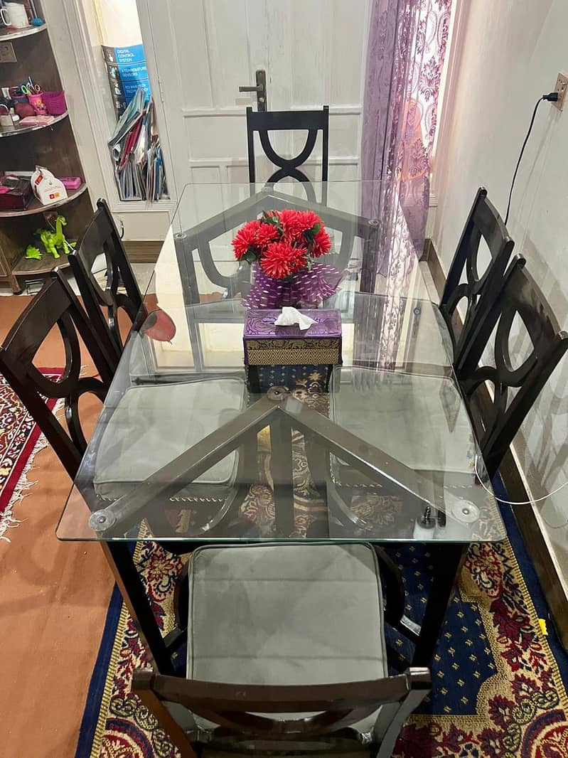 Dinning table (very good condition) 3