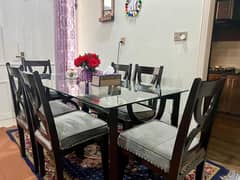 Dinning table (very good condition)