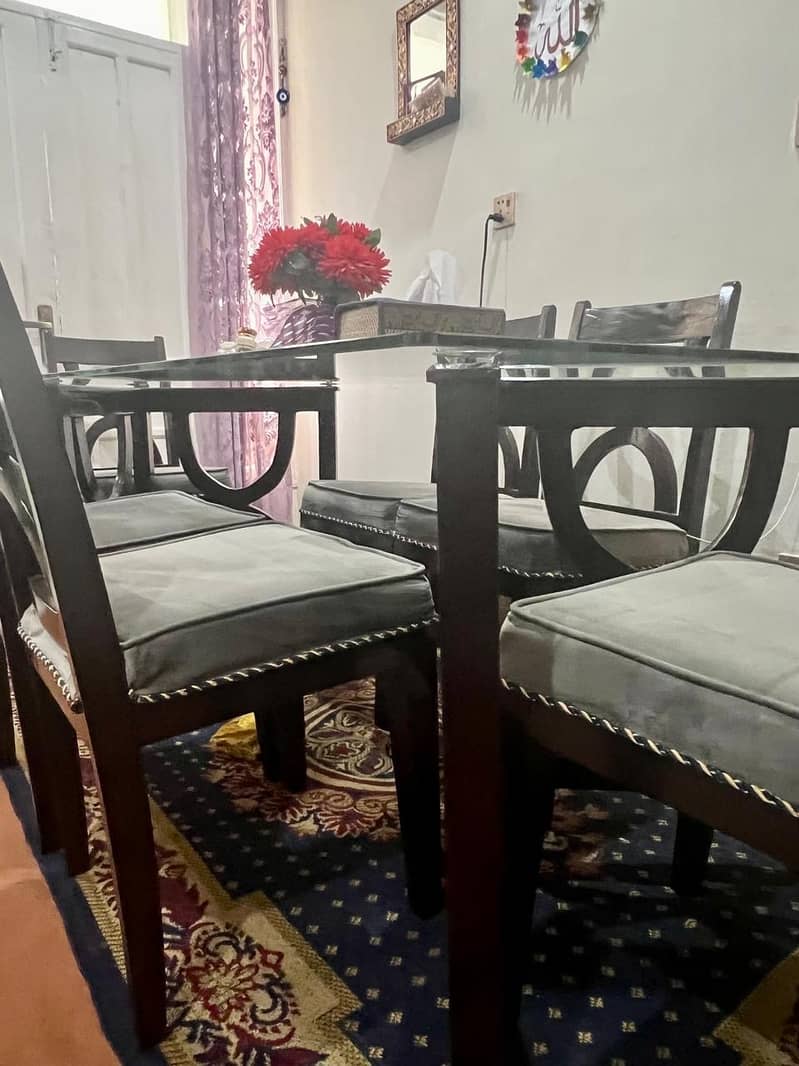 Dinning table (very good condition) 1