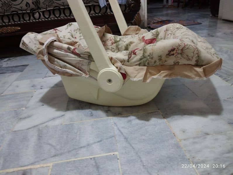 slightly used carry cot. . . just few months used 0