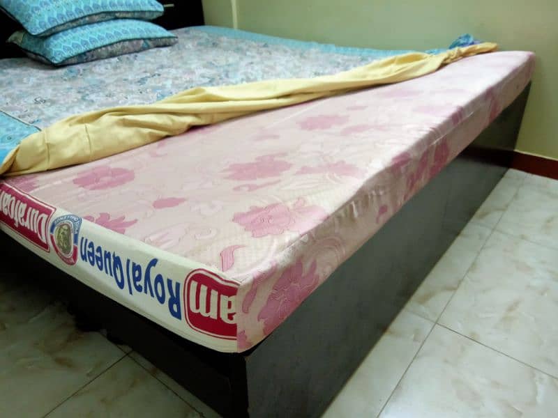 king size bed with mattress kum istamal Kiya hay 1