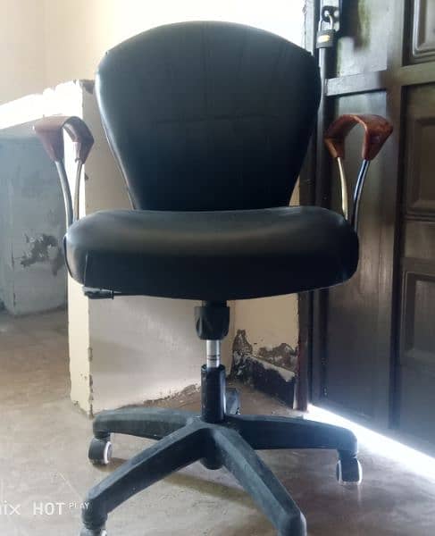 office chair in new condition 1